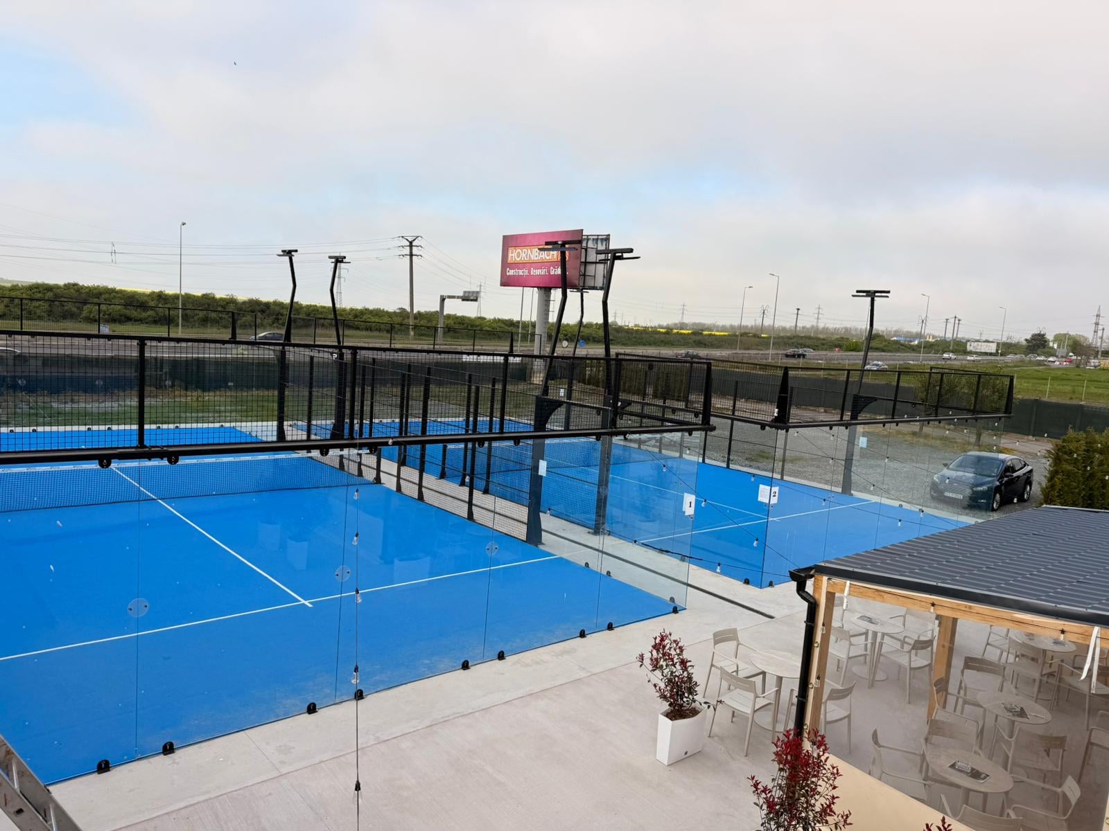 Jucători de padel pe terenul Play Spot Constanța
