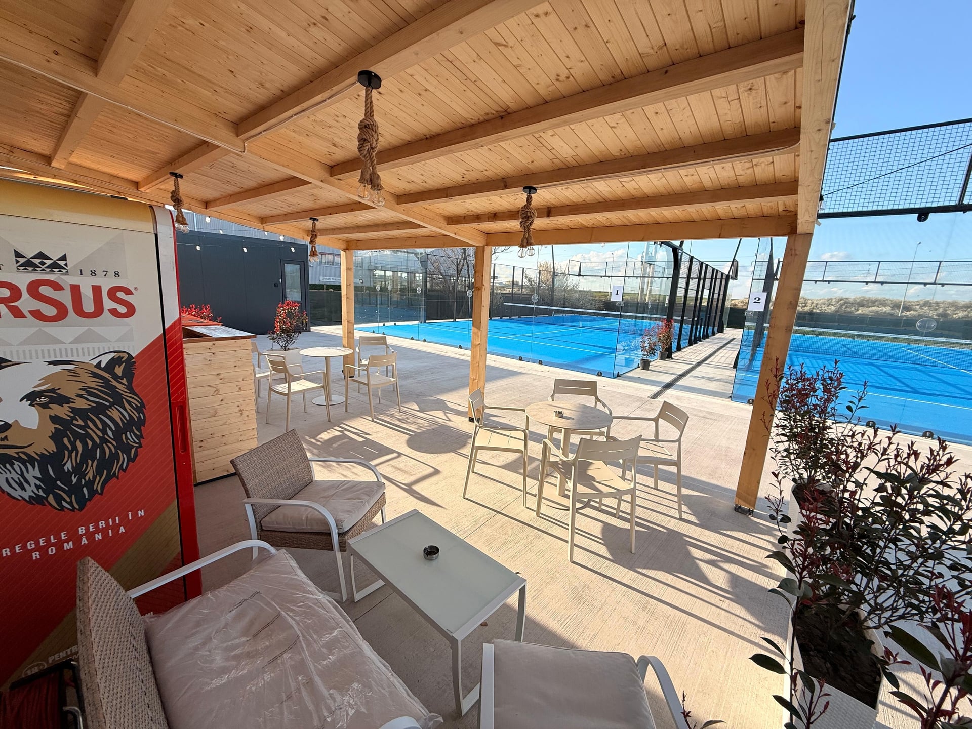 Minge de padel pe terenul Play Spot iluminat LED — Constanța